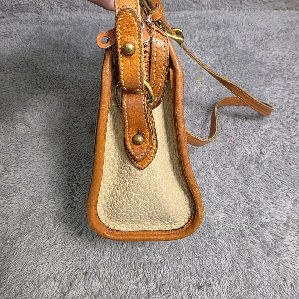 VTG Dooney & Bourke Cream Brown All Weather Leather‎ Shoulder Bag Duck Charm USA